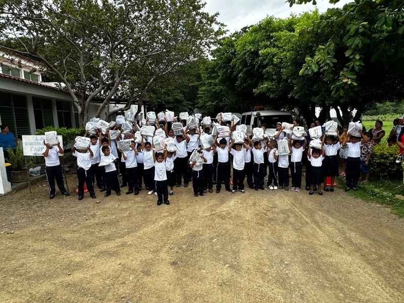 Padrinos kids getting school supplies